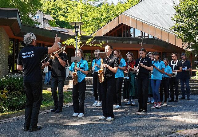 Kinderumzug: Das Jugendorchester der Stadtmusik Waldshut macht sich im Stadtgarten startklar, um gleich die Kinder und ihre Familien auf ...