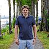 Stefan Heck steht am Hafen in Moos, im Hintergrund ist nicht nur der Bodensee, sondern ganz klein auch Radolfzell zu sehen. Moos liegt ...