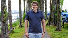 Stefan Heck steht am Hafen in Moos, im Hintergrund ist nicht nur der Bodensee, sondern ganz klein auch Radolfzell zu sehen. Moos liegt ...