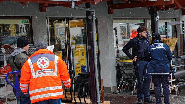 Sanitäter und Polizisten stehen am 21. Januar vor dem Megamix-Laden in Markdorf. Kurz zuvor hatte dort ein 47-Jähriger seine getrennt ...