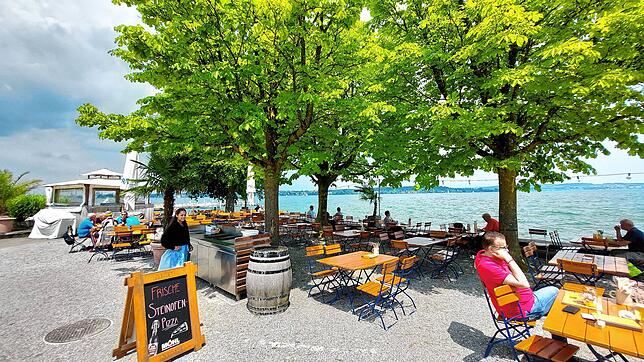 Hat durchaus bayerisches Format: Der Biergarten, der zum Fischerhaus gehört, nur wenige Meter vom Hafen Kreuzlingen entfernt.