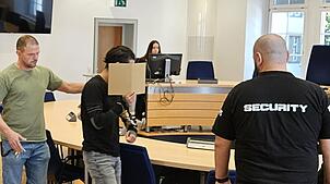 Der Angeklagte wird am Tag der Urteilsverkündung um 12 Uhr in das Gericht in Waldshut-Tiengen gebracht. Der 19-Jährige hat in einem ...