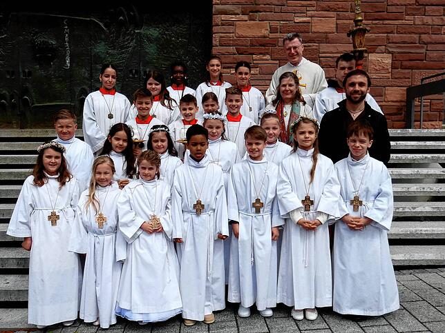 Zwölf Erstkommunionkinder aus Jestetten und Altenburg feierten in Jestetten ihre Erstkommunio.