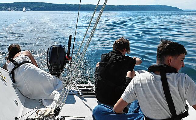 Nach der Arbeit genießen die Jugendlichen die Ruhe des Sees. Sie tauchen ihre Hände ins Wasser, lassen die Gedanken streifen und ...
