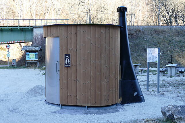 Innen recht geräumig und mit Haltegriffen ausgestattet, ist die neue Trockentoilette selbst für Behinderte geeignet.