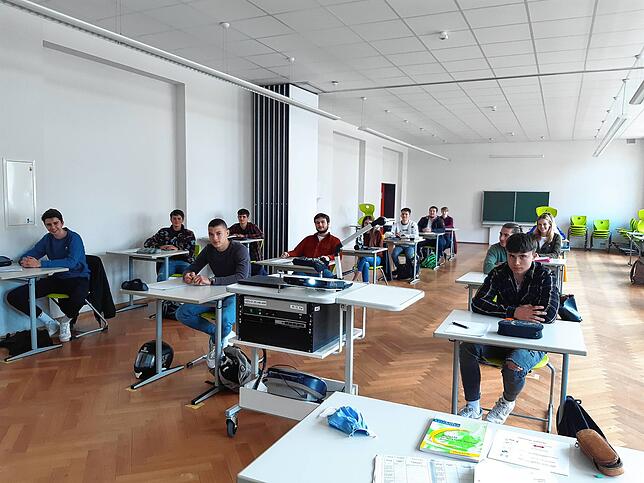 An der St. Elisabeth-Realschule in Friedrichshafen gilt: Abstand halten!
