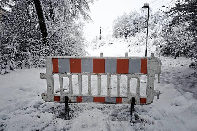 Bild 13: Schneemassen in Konstanz: Traglufthalle von Tennisclub bricht zusammen, Warnung vor Waldspaziergängen, Verkehr eingeschränkt