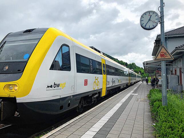 Ein Interregio Express am Bahnhof in Tiengen. (Archivbild)