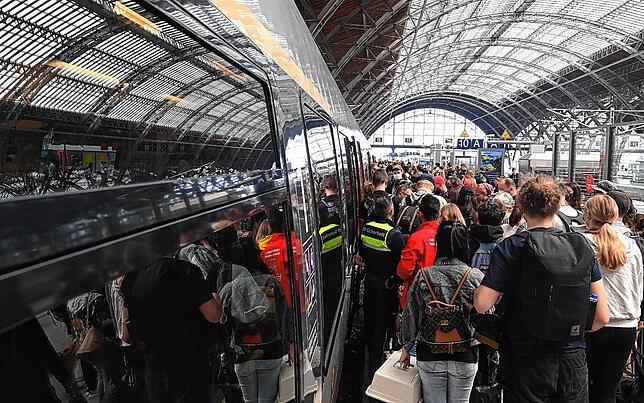 Passagiere stauen sich auf dem Hauptbahnhof in Leipzig an der Tür einer Regionalbahn nach Eisenach. Am Wochenende sind viele Reisende ...