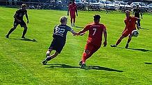 Im Laufduell versucht der Hochemminger Tobias Meissner (Nummer 22) vor Pfaffenweilers Marc Baumhäckel (7) an den Ball zu kommen.