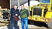 Walter Neubauer (links) und sein Sohn Eduard auf ihrem Hof in Salem-Buggensegel. Walter Neubauer war 25 Jahre lang außerdem Besitzer ...