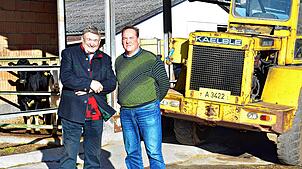 Walter Neubauer (links) und sein Sohn Eduard auf ihrem Hof in Salem-Buggensegel. Walter Neubauer war 25 Jahre lang außerdem Besitzer ...