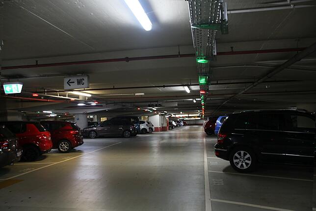 In der Tiefgarage am Viehmarktplatz zeigen grüne und rote Lichter freie beziehungsweise besetzte Stellplätze an.