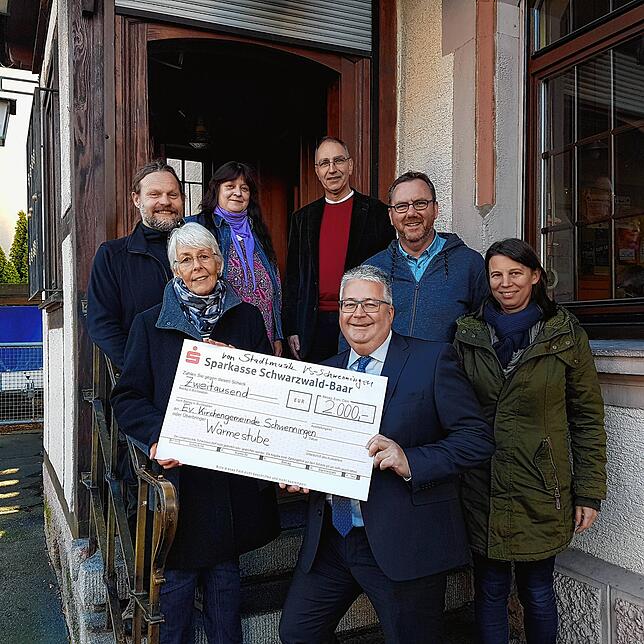 Die Stadtmusik spendet den Erlös aus einem Benefizkonzert in Höhe von 2000 Euro an die Wärmestube in Schwenningen (von links): Doris ...