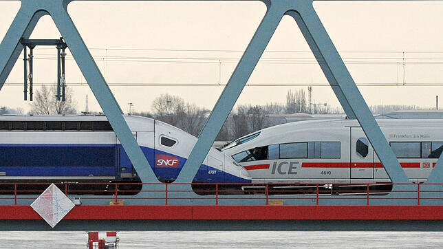 Ein TGV (links) und ein ICE stehen auf der Rheinbrücke bei Kehl. Eine Zug-Fusion zwischen Siemens und Alstom würde den größten ...