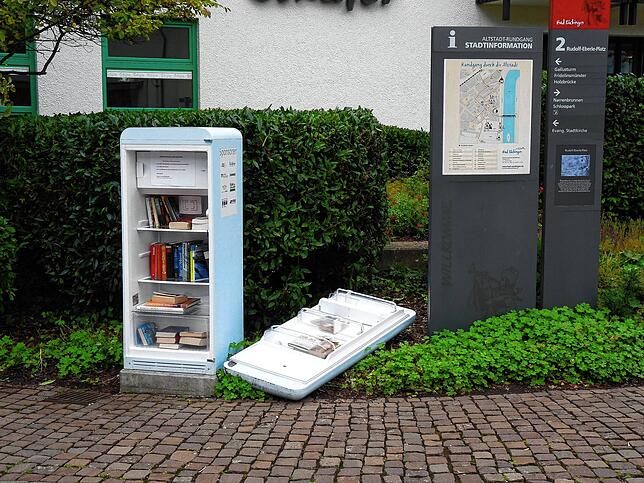 Wie sich die Bilder gleichen: 2015 war der offene Bücherschrank am Eberle-Platz schon einmal Ziel von Vandalismus.