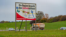 Schon seit Jahren setzen sich Kommunen und die IHK für den Lückenschluss ein – wie hier 2022 mit einem großen Plakat. Nun ist Bewegung ...