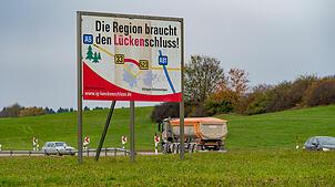 Schon seit Jahren setzen sich Kommunen und die IHK für den Lückenschluss ein – wie hier 2022 mit einem großen Plakat. Nun ist Bewegung ...