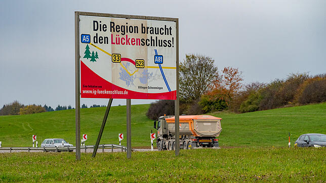 Schon seit Jahren setzen sich Kommunen und die IHK für den Lückenschluss ein – wie hier 2022 mit einem großen Plakat. Nun ist Bewegung ...