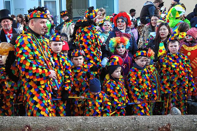 Bild 24: Kinderumzug und Setzen des Kindernarrenbaums in Stockach (Teil 2)