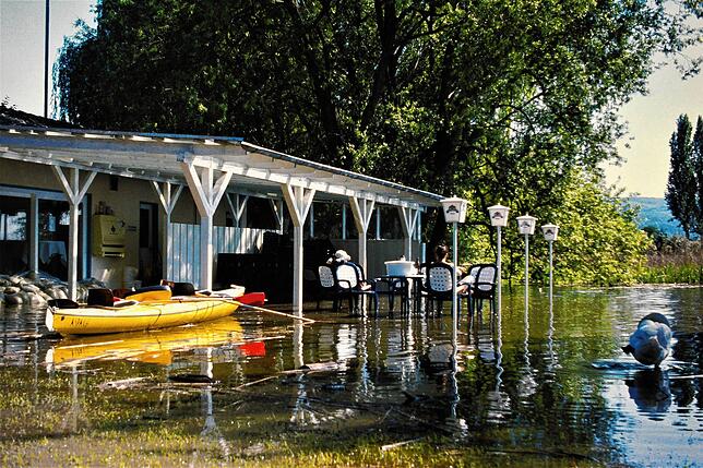 Bild 5: Archivfotos vom Hochwasser 1999: Reichenau vom Festland abgeschnitten
