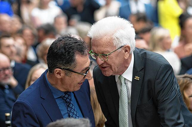 Verstehen sich gut: Ministerpräsident Winfried Kretschmann und Cem Özdemir während der Stallwächter-Party, der einmal im Jahr ...