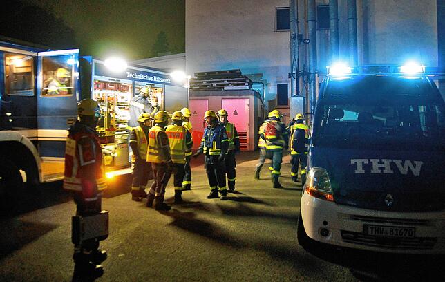 Bild 2: Feuerwehr, THW und DRK üben gemeinsam den Ernstfall. Hier gibt es die Bilder!