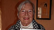Inge Hemberger mit der Ehrenbürgerurkunde Carl Denks, die sie während ihres Vortrags präsentiert. Foto: Michael Gottstein (1) und ...