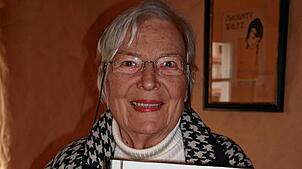 Inge Hemberger mit der Ehrenbürgerurkunde Carl Denks, die sie während ihres Vortrags präsentiert. Foto: Michael Gottstein (1) und ...