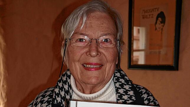 Inge Hemberger mit der Ehrenbürgerurkunde Carl Denks, die sie während ihres Vortrags präsentiert. Foto: Michael Gottstein (1) und ...
