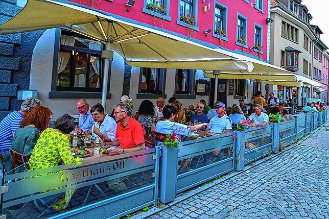 Die Außengastronomie in der Färberstraße ist für gewöhnlich gut besucht. So wie hier im August 2024 beim Gasthaus Ott.
