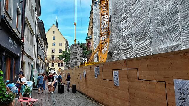 Der große Holzzaun versperrt noch ein weiteres Jahr ein gutes Stück der Zollernstraße. Händler beklagen sich über weniger Laufkundschaft.