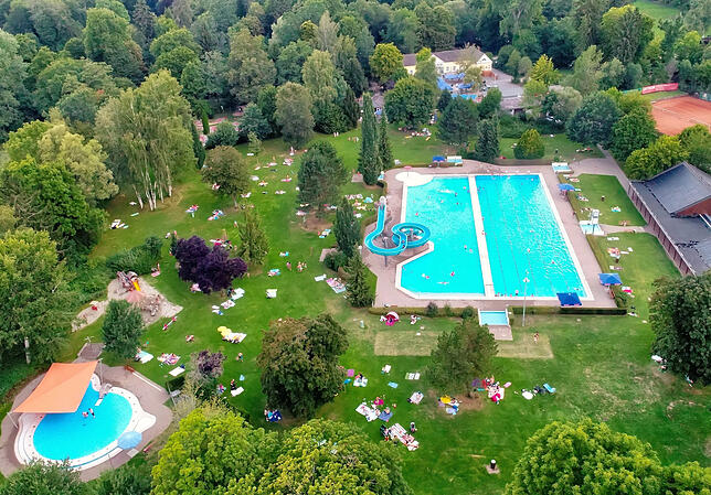 Idyllisch liegt das Parkschwimmbad im Schlosspark. Doch auch an ihm nagt der Zahn der Zeit.