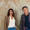 bei Conci Vallelonga und Antonio Zecca vor einem der Wandbilder im Friseursalon.