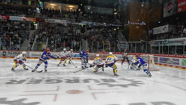 Über 4000 Zuschauer kamen zum ersten Vorbereitungsspiel der Wild Wings (blaue Trikots) in der heimischen Helios-Arena. Sie sahen eine ...