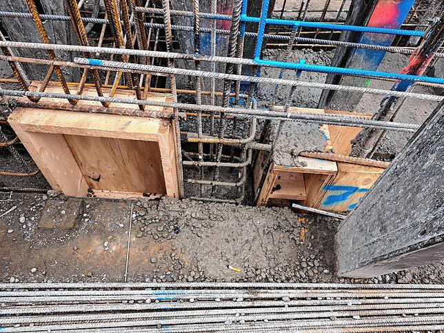 Diese Aussparungen sind für die Dachkonstruktion. Sie werden mit den Holzkästen offen gehalten.