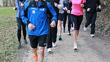Lauftrainer Franz Hug bereitet Laufanfänger auf die Fünf-Kilometer-Strecke vor.