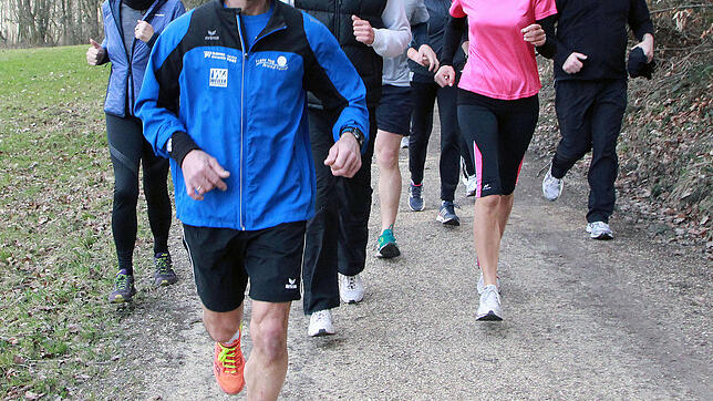 Lauftrainer Franz Hug bereitet Laufanfänger auf die Fünf-Kilometer-Strecke vor.