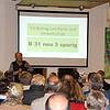 Rudolf Landwehr (stehend) vom MIK wirbt für eine dreispurige B&nbsp;31-neu. Viele Besucher der Informationsveranstaltung stützen diesen ...
