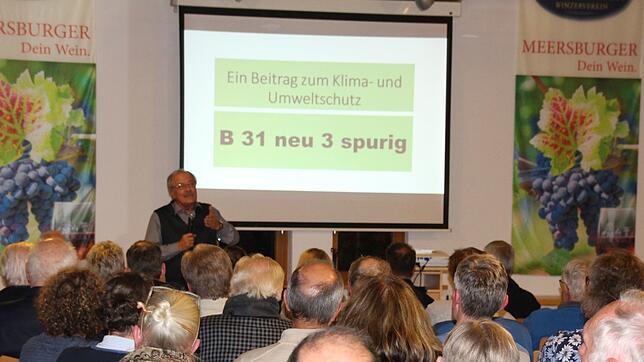 Rudolf Landwehr (stehend) vom MIK wirbt für eine dreispurige B&nbsp;31-neu. Viele Besucher der Informationsveranstaltung stützen diesen ...