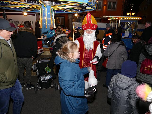 Ein letztes Mal dreht sich das Karussell beim Weihnachtsmarkt in Rielasingen-Worblingen am 12. Dezember auf der Hauptstraße. Ab nächstem ...