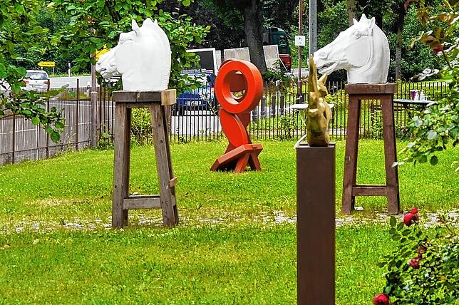 Im Garten des Marstalls auf der Straßenseite begrüßen die Besucher Pferdeköpfe sowie abstrakte Plastiken.