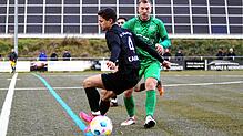 Erik Dukart (rechts) gewann mit dem TSV Aach-Linz das Aufstiegsduell gegen den BC Konstanz-Egg (Kujtim Karaqi).
