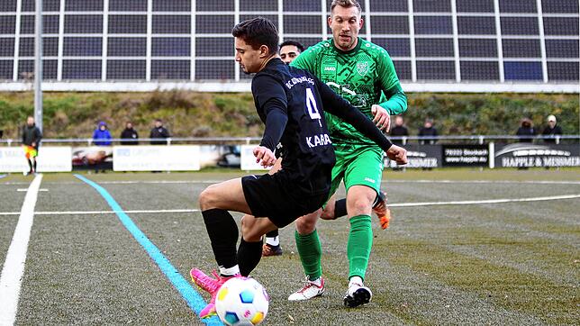 Erik Dukart (rechts) gewann mit dem TSV Aach-Linz das Aufstiegsduell gegen den BC Konstanz-Egg (Kujtim Karaqi).