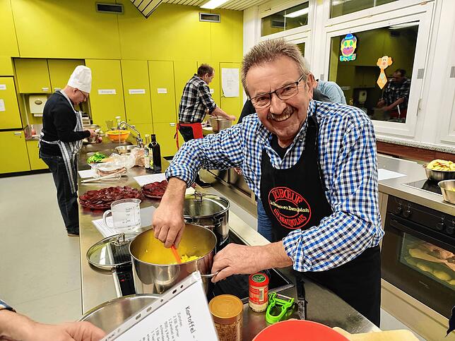 Mit großer Freude war Klaus Binder aus Schwandorf im Landkreis Tuttlingen dem Kursaufruf gefolgt. Hier musste er immer wieder rühren, um ...