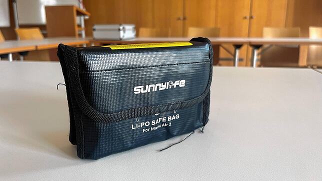 In dieser Verpackung sind drei Batterien für die Drohne von Martin Scheerer eingepackt. Falls die Batterien explodieren sollten und ...