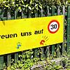 (Archivbild) Ein Beispiel: Anwohner der Allmannsdorfer Straße wünschen sich Tempo 30. In diesem Jahr haben sie Schilder angebracht, die ...