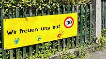 (Archivbild) Ein Beispiel: Anwohner der Allmannsdorfer Straße wünschen sich Tempo 30. In diesem Jahr haben sie Schilder angebracht, die ...
