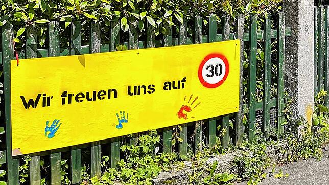 (Archivbild) Ein Beispiel: Anwohner der Allmannsdorfer Straße wünschen sich Tempo 30. In diesem Jahr haben sie Schilder angebracht, die ...
