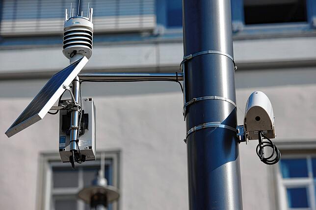 Bei diesen Zusatzgeräten handelt es sich um eine Wetterstation von Smart Green City. Die vermeintliche Kamera (rechts im Bild) ist ein ...